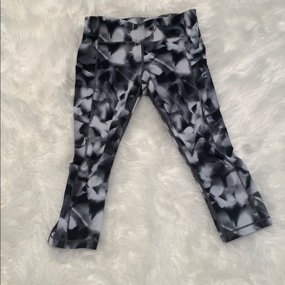 Size 8 Lululemon run crop pants EUC. No visible flaws